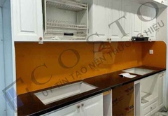 Kính ốp bếp màu vàng nghệ