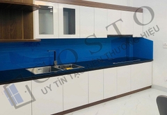 Kính ốp bếp màu xanh lam