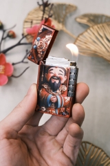 Bật Lửa - Quẹt ngang  - Thần Tài Cười Tay Áo Xanh