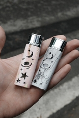 Bật Lửa Khò -Vũ Trụ Ngôi Sao - Sơn Trắng Holo Có Đèn