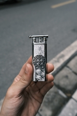 Bật Lửa Móng Ngựa Chrome - bản Hoa Văn Bạc