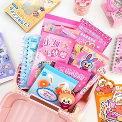 Hộp Quà Bất Ngờ Labubu Dạng Vali Có Tay Cầm, Nhiều Phụ Kiện Ngẫu Nhiên Cho Bé