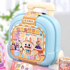 Hộp Quà Bất Ngờ Labubu Dạng Vali Có Tay Cầm, Nhiều Phụ Kiện Ngẫu Nhiên Cho Bé