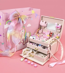 Hộp đựng trang sức sẵn nhiều phụ kiện vòng cổ, vòng tay, bông tai nhẫn, nơ buộc tóc dễ thương cho bé gái
