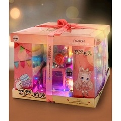 Hộp quà ngọt ngào: Ngôi nhà búp bê mini (có đèn ) đầy đủ đồ chơi các chủ đề cho bé