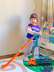 Đồ chơi xe ô tô container 3 tầng có cần cẩu biến dạng đường đua trượt kết hợp cỡ lớn kèm nhiều ô tô hợp kim cho bé