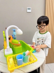 Đồ chơi bồn rửa chén đĩa hoa quả đa năng kèm trò câu cá có vòi nước tự động, cầu trượt xoắn ốc kèm vịt, cá voi cho bé