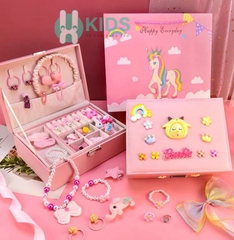 Hộp đựng trang sức sẵn nhiều phụ kiện vòng cổ, vòng tay, bông tai nhẫn, nơ buộc tóc dễ thương cho bé gái