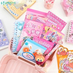 Hộp Quà Bất Ngờ Labubu Dạng Vali Có Tay Cầm, Nhiều Phụ Kiện Ngẫu Nhiên Cho Bé