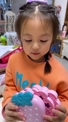 Đồ chơi trang điểm cao cấp hình dâu tây xinh xắn cho bé gái X KIDS có thể dễ dàng tẩy rửa sạch sẽ