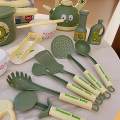 Bộ Đồ Chơi Nhà Bếp Cho Bé Chủ Đề Khủng Long – Set Nấu Ăn Mini Kèm Bếp & Dụng Cụ 20 Chi Tiết