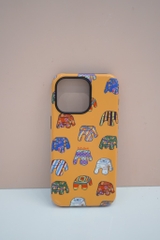 Ốp 13 pro nhiều ghế nền vàng Mai Lê x Líu Lô