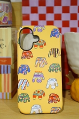 Ốp 17 nhiều ghế nền vàng Mai Lê x Líu Lô