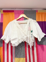 Áo crop top trắng thêu tay Chế Upcycled Clothing