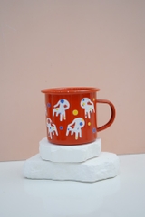 Cốc inox tráng men ghế chấm bi nền đỏ Mai Lê x Líu Lô