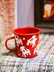 Cốc inox tráng men ghế chấm bi nền đỏ Mai Lê x Líu Lô