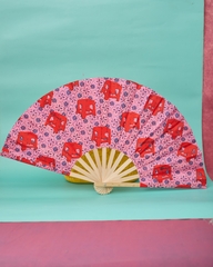 Quạt Ghế đỏ nền hồng Mai Lê x Líu Lô