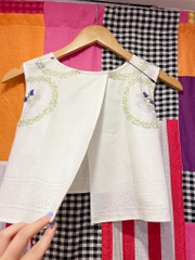 Áo crop top trắng thêu tay Chế Upcycled Clothing