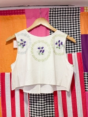 Áo crop top trắng thêu tay Chế Upcycled Clothing