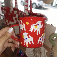 Cốc inox tráng men ghế chấm bi nền đỏ Mai Lê x Líu Lô