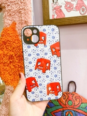 Ốp 15 plus Mai Lê x Líu Lô ghế nhựa đỏ