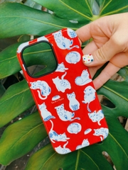 Ốp Iphone 15 Líu Lô x Mai Lê mèo nền cam đỏ