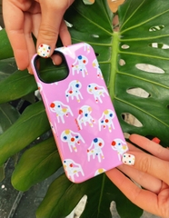 Ốp Iphone 13 / 14  Líu Lô x Mai Lê ghế chấm bi nền hồng