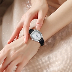 Đồng Hồ Nữ I&W Carnival 632L3 Quartz
