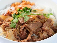Bún xào thịt heo
