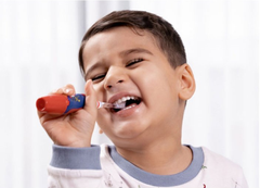 BÀN CHẢI ĐIỆN SÓNG ÂM DÙNG PIN KIDZSONIC - BRUSH-BABY