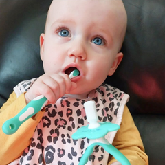 BỘ BÀN CHẢI ĐÁNH RĂNG VÀ MÁT XA NƯỚU CHO BÉ TỪ 0-18 THÁNG - BRUSH-BABY