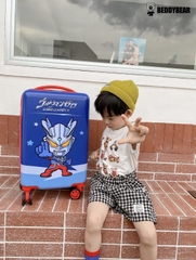 Vali Kéo Nhựa Cho Bé BEDDYBEAR In Hình Dập Nổi 3D Ultral Man Size Xách Tay 17 inch LV-ULTRAL