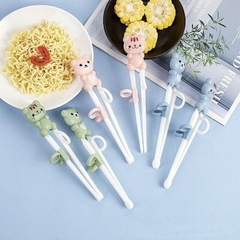 Đũa Tập Ăn Cho Bé Hình Gấu Kèm Vòng Định Vị Ngón Tay Và Hộp Đựng Tiện Lợi
