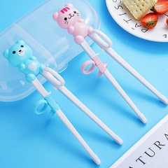 Đũa Tập Ăn Cho Bé Hình Gấu Kèm Vòng Định Vị Ngón Tay Và Hộp Đựng Tiện Lợi