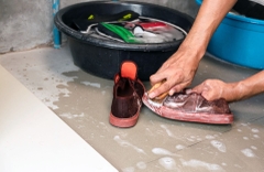 Cách vệ sinh giày đá bóng đúng cách để không bong keo – không hôi – không cứng da