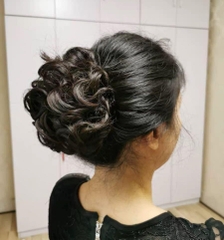 búi kẹp ngoặm xoăn trung niên