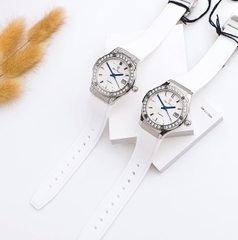 Olym Pianus OP990-45D (Mặt trắng, viền trắng ít đá)