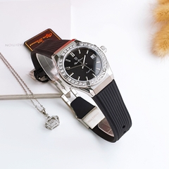 Olym Pianus OP990-45D (Mặt đen, viền trắng, ít đá)