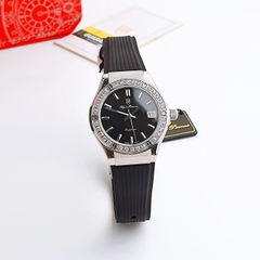 Olym Pianus OP990-45D (Mặt đen, viền trắng, ít đá)