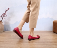 Giày lười mũi tròn, hoạt tiết hoa nhỏ làm điểm nhấn