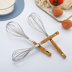 Dụng cụ đánh trứng có tay cầm bằng tre