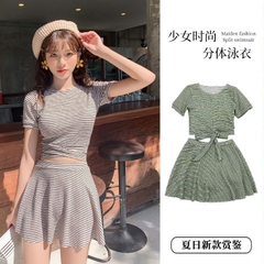 Bộ đồ bơi hai mảnh kẻ sọc kiểu dáng xinh xắn dành cho nữ