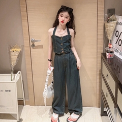 Bộ đồ hai mảnh gồm áo ngắn ôm dáng và quần rộng hợp thời trang dành cho bé gái