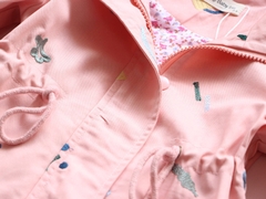 Áo khoác gió vải cotton thêu hoa phối dây rút ở thắt lưng thời trang dành cho bé gái