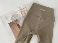 Quần legging nữ dài chín tấc ôm dáng co giãn, in chữ trên đùi thời trang