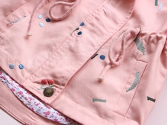Áo khoác gió vải cotton thêu hoa phối dây rút ở thắt lưng thời trang dành cho bé gái