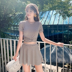 Bộ đồ bơi hai mảnh kẻ sọc kiểu dáng xinh xắn dành cho nữ