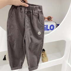 Quần kaki phối túi thêu chữ đơn giản cho bé trai
