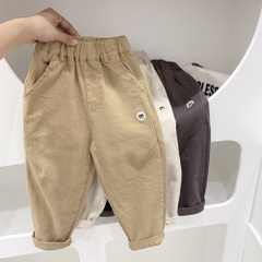Quần kaki phối túi thêu chữ đơn giản cho bé trai