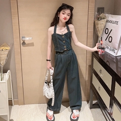 Bộ đồ hai mảnh gồm áo ngắn ôm dáng và quần rộng hợp thời trang dành cho bé gái